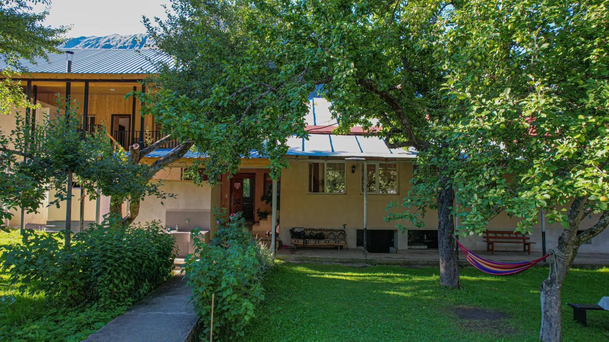 Givi Kakhiani'S Guesthouse Zhabeshi ภายนอก รูปภาพ