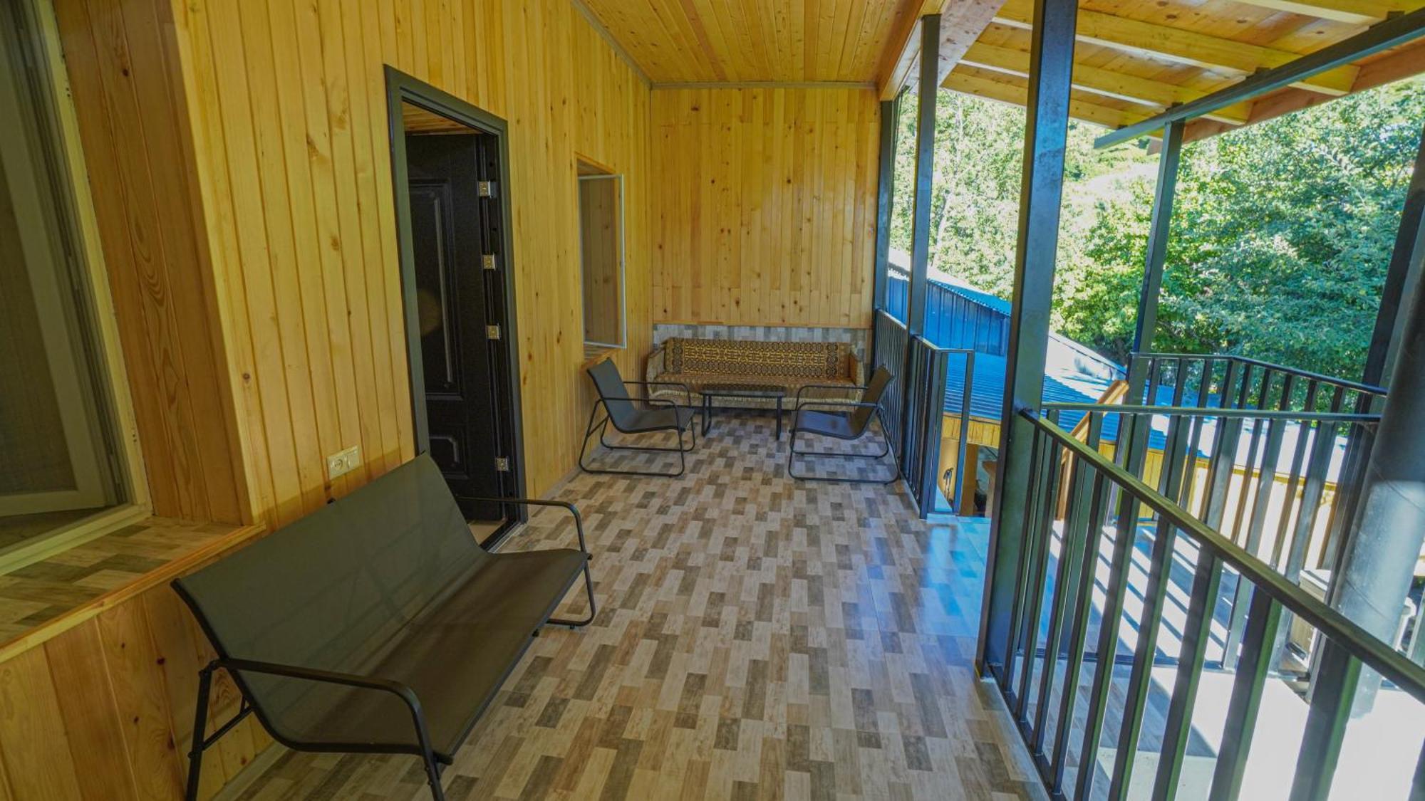 Givi Kakhiani'S Guesthouse Zhabeshi ภายนอก รูปภาพ