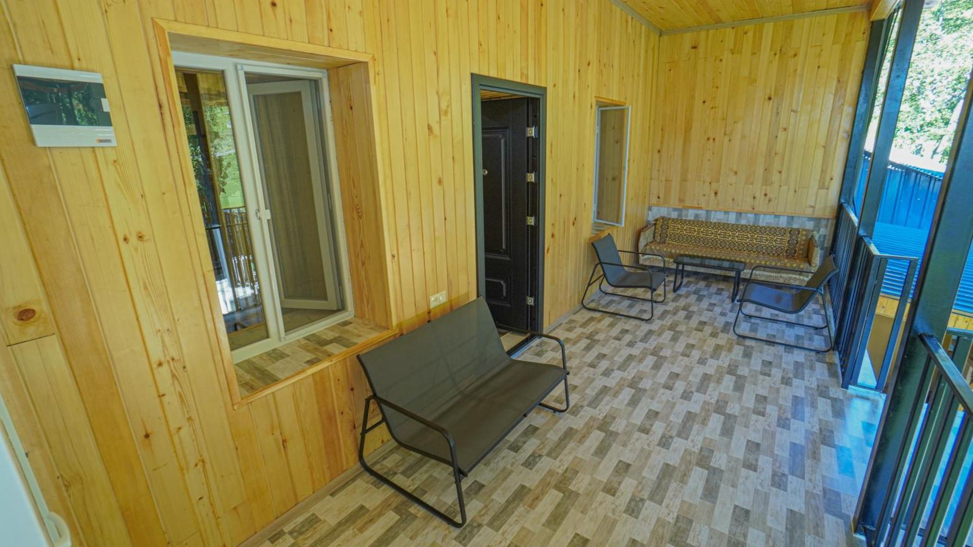 Givi Kakhiani'S Guesthouse Zhabeshi ภายนอก รูปภาพ